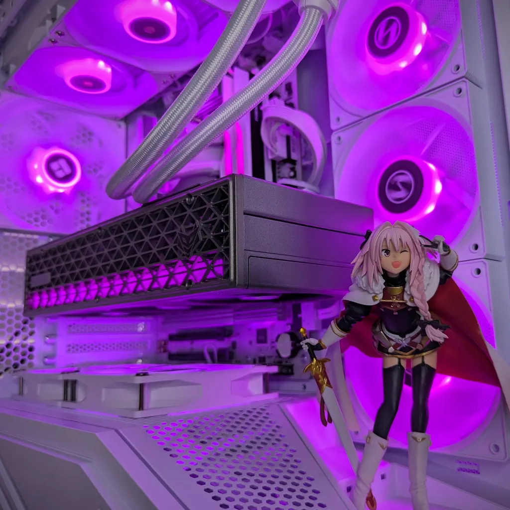 Lian Li V100 White with Astolfo figurine from Fate